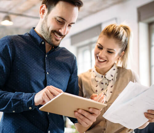 Zwei junge Kollegen erfahren im Internet mehr über die Zeitarbeitsfirma PROMIND services in Magdeburg.