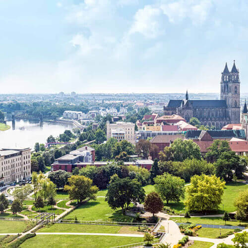 Blick über Magdeburg, wo das Zeitarbeitsunternehmen PROMIND services seinen Standort hat.
