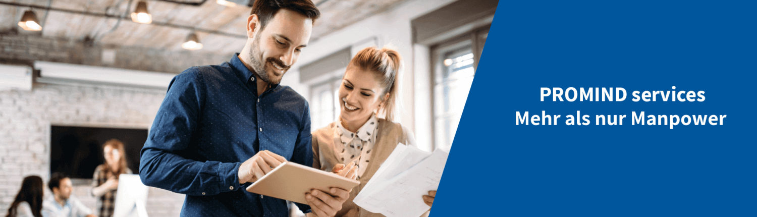 Zwei junge Unternehmer informieren sich über die vielen Vorteile von Zeitarbeit (Arbeitnehmerüberlassung) mit PROMIND services.