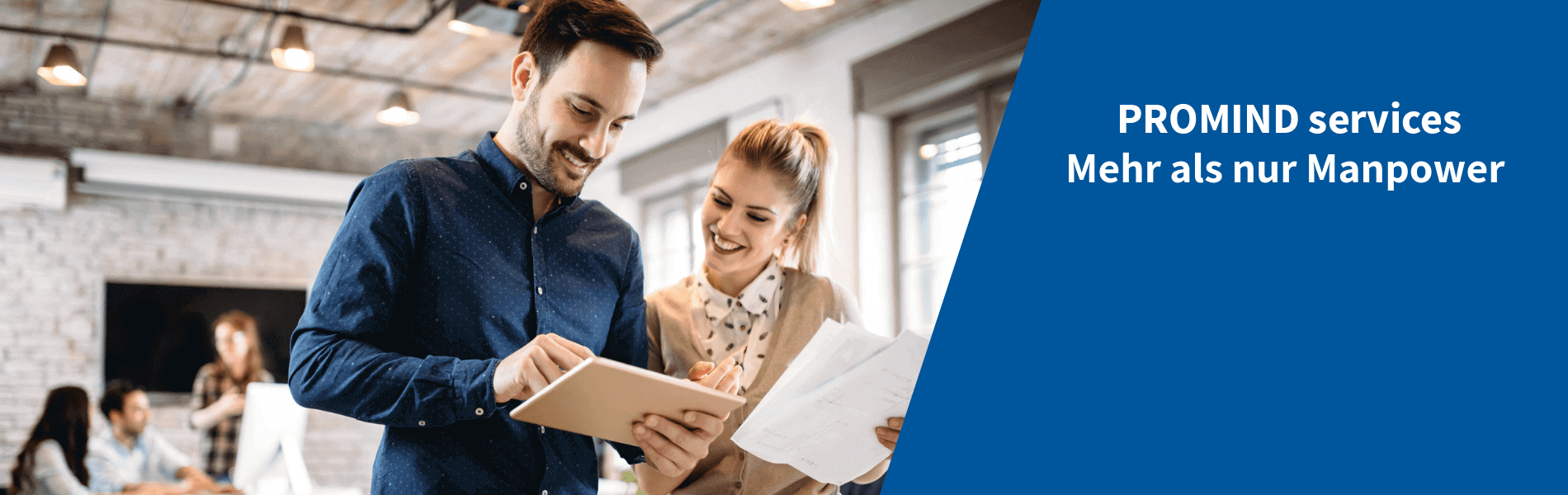 Mann und Frau freuen sich über die Vorteile von Leiharbeit mit PROMIND services.